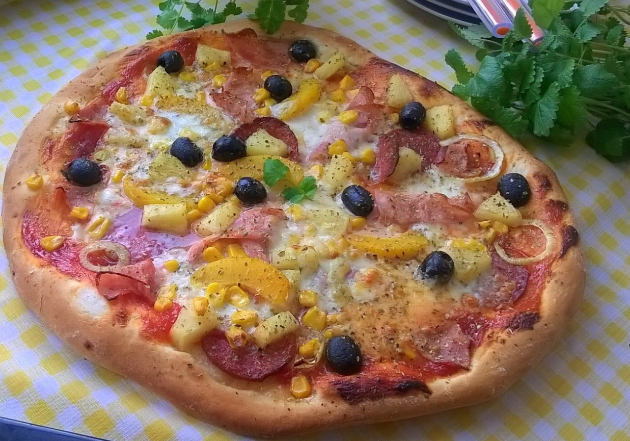pizza z salami i owocami foto