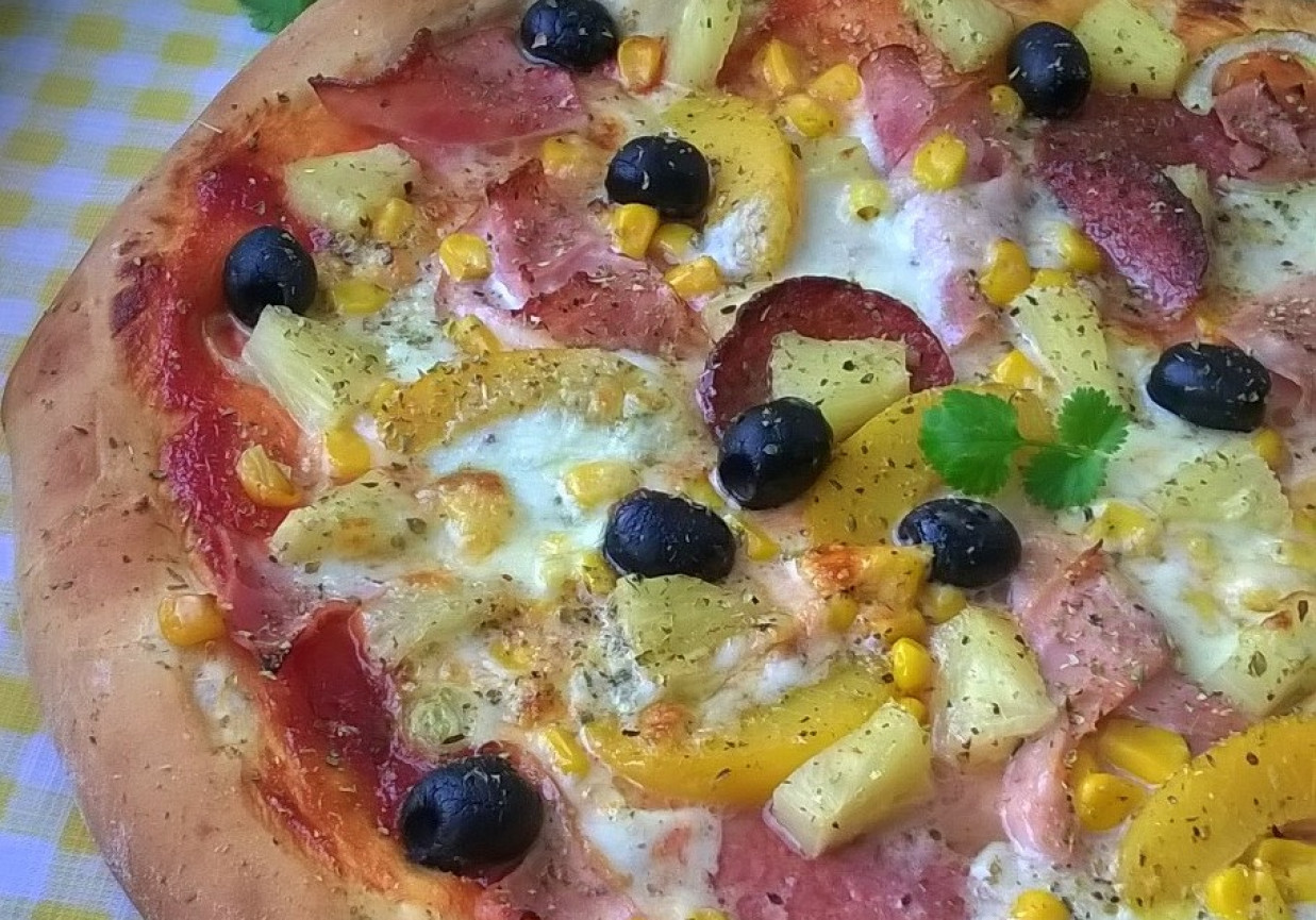 pizza z salami i owocami foto