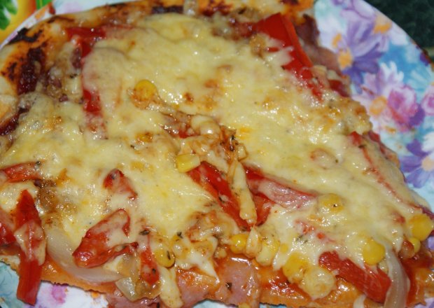 Fotografia przedstawiająca Pizza z salami i papryką