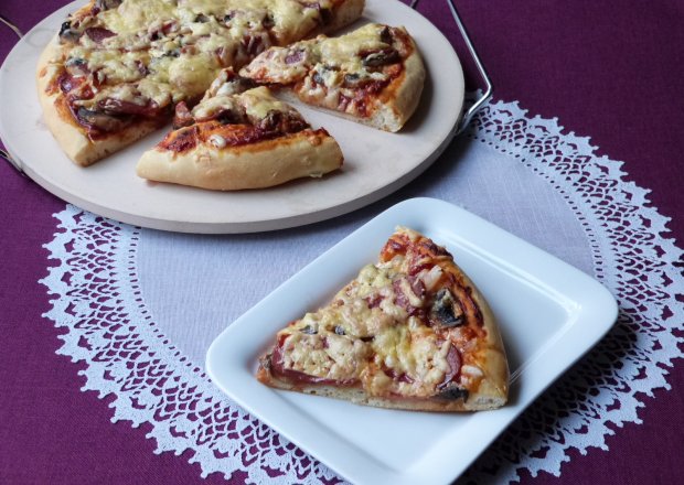 Fotografia przedstawiająca Pizza z salami i pieczarkami