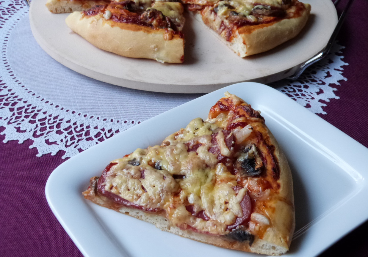 Pizza z salami i pieczarkami  foto