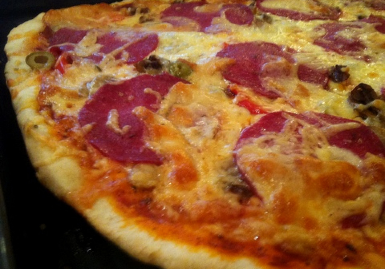 Pizza z salami i pieczarkami foto