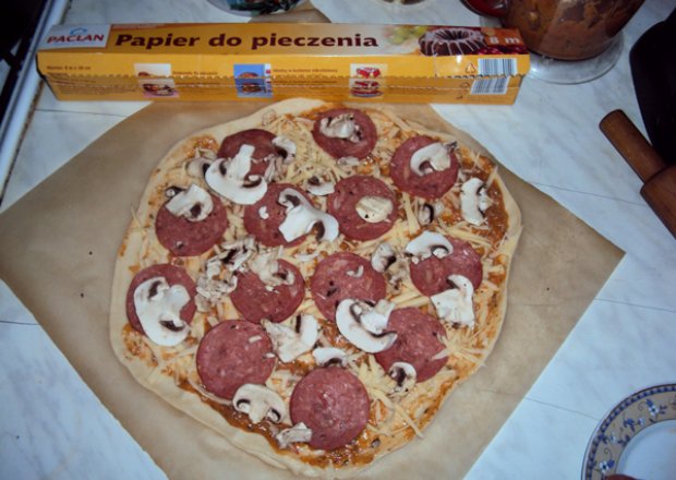 Fotografia przedstawiająca Pizza z salami i pieczarkami.