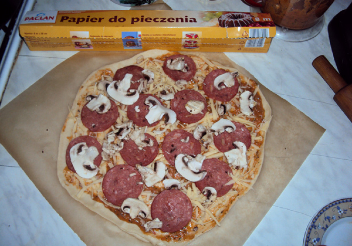 Pizza z salami i pieczarkami. foto