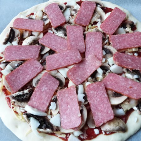 Krok 7 - Pizza z salami i pieczarkami  foto