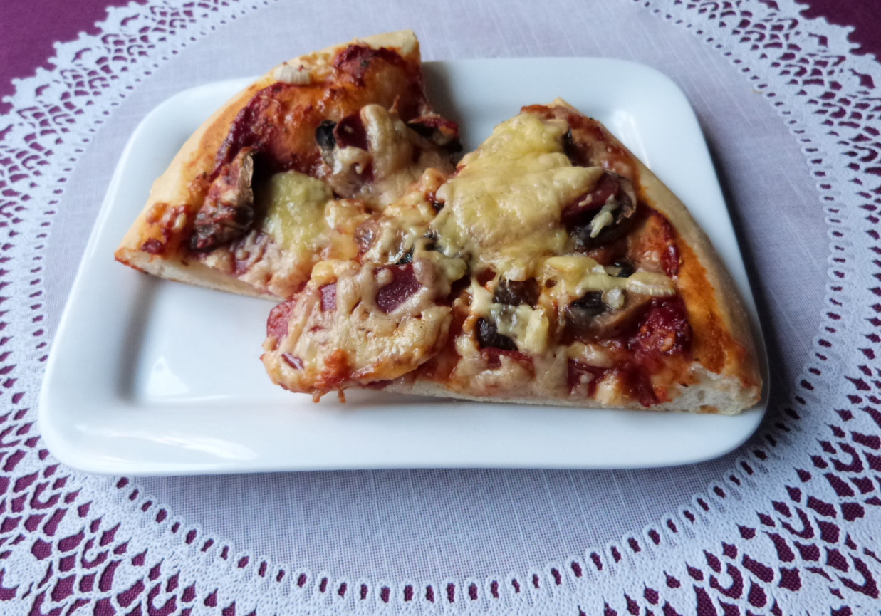 Pizza z salami i pieczarkami  foto