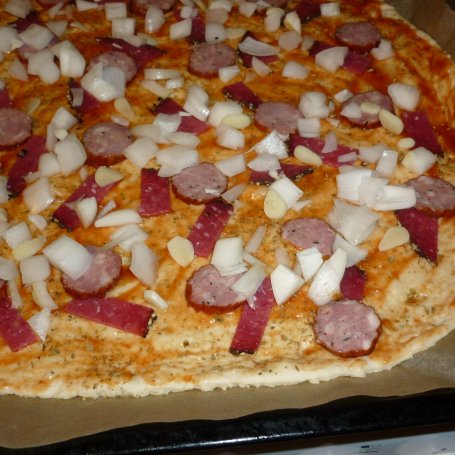 Krok 4 - Pizza z salami i pomidorami foto
