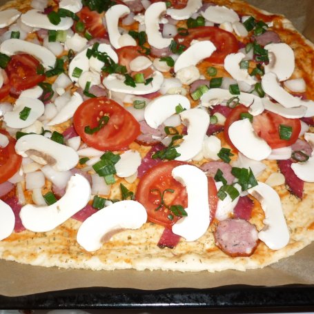 Krok 5 - Pizza z salami i pomidorami foto