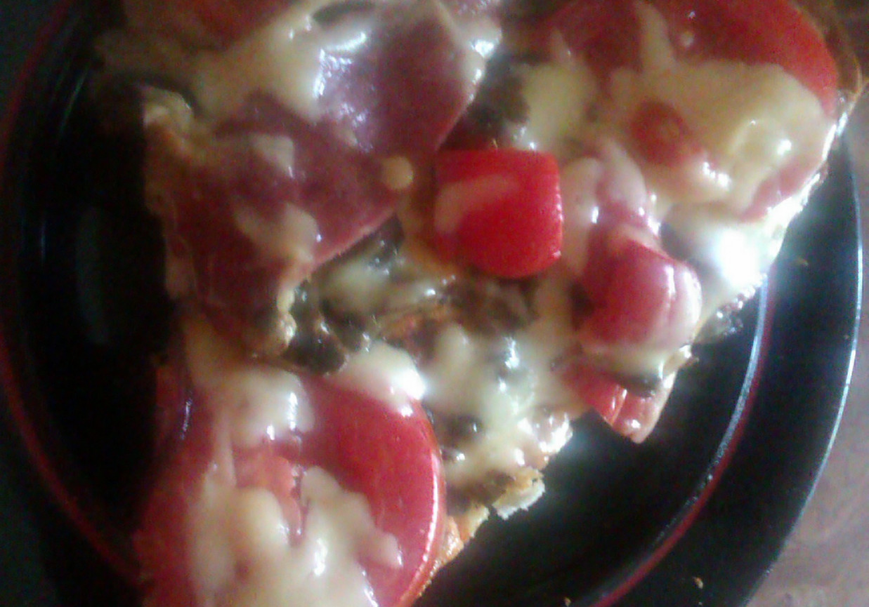 Pizza z salami i pomidorami foto