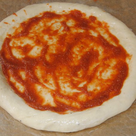 Krok 3 - Pizza z salami i rukolą foto