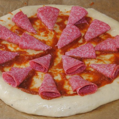 Krok 4 - Pizza z salami i rukolą foto
