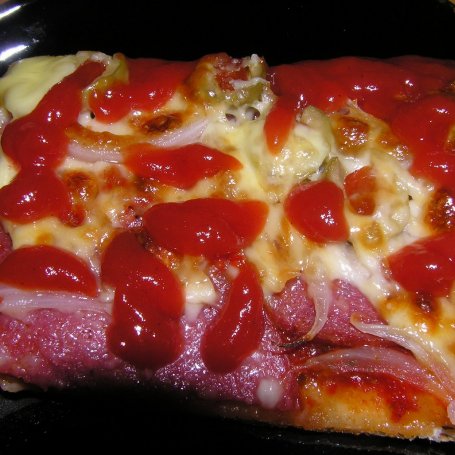 Krok 5 - Pizza z salami i serową bombą foto