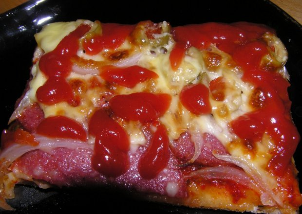 Fotografia przedstawiająca Pizza z salami i serową bombą