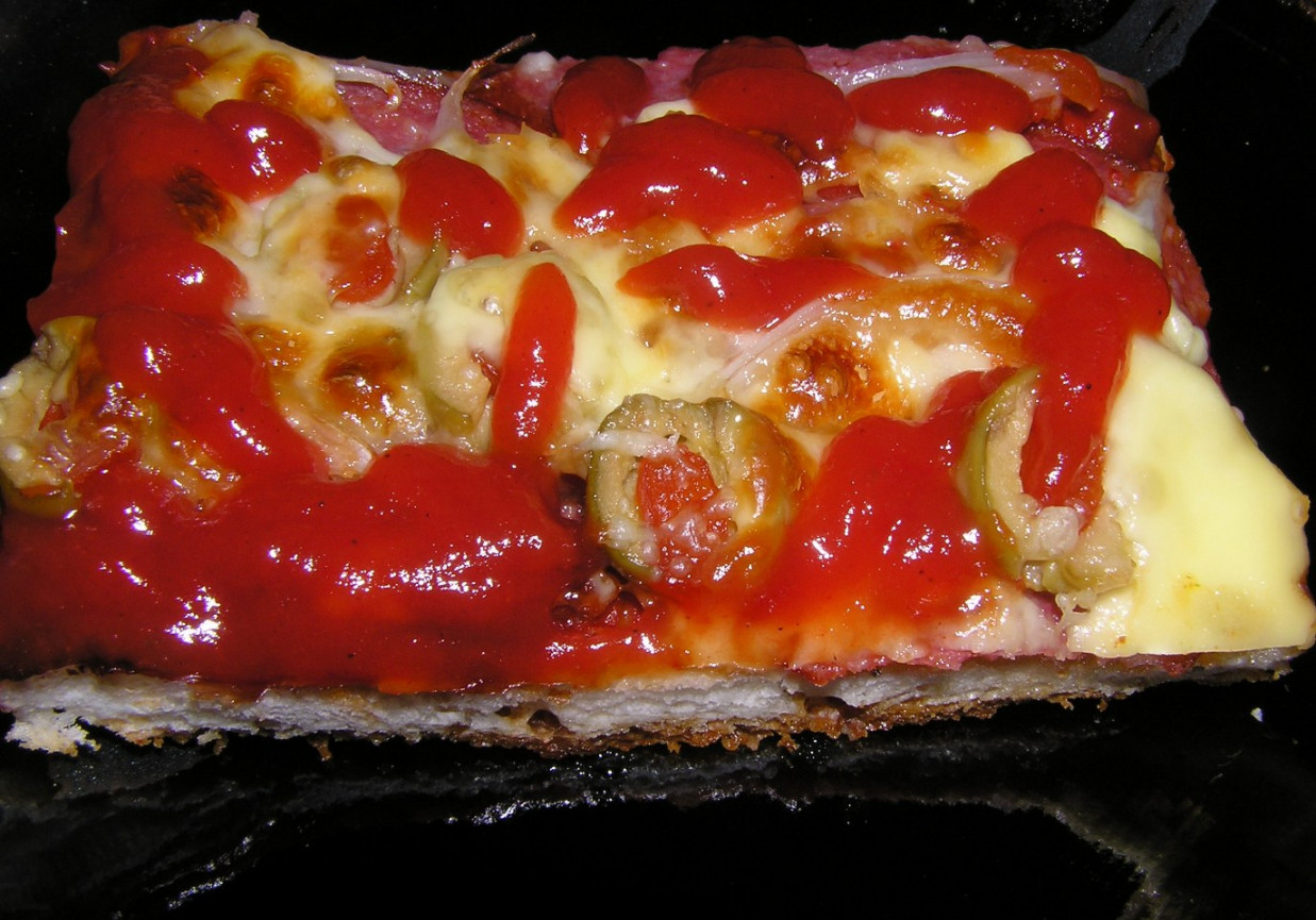 Pizza z salami i serową bombą foto