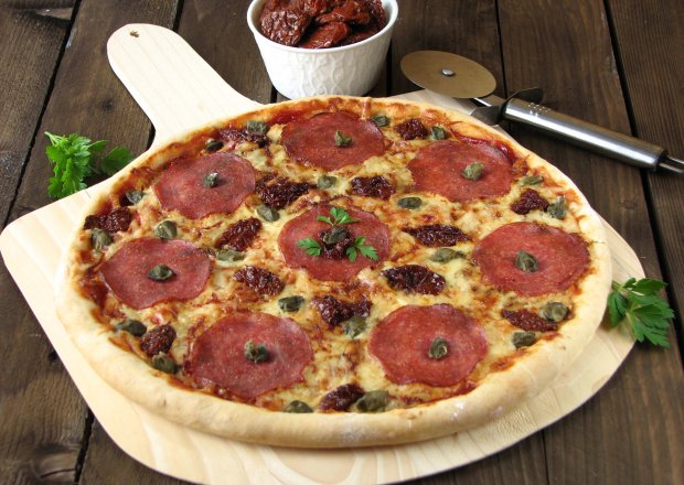 Fotografia przedstawiająca Pizza z salami i suszonymi pomidorami