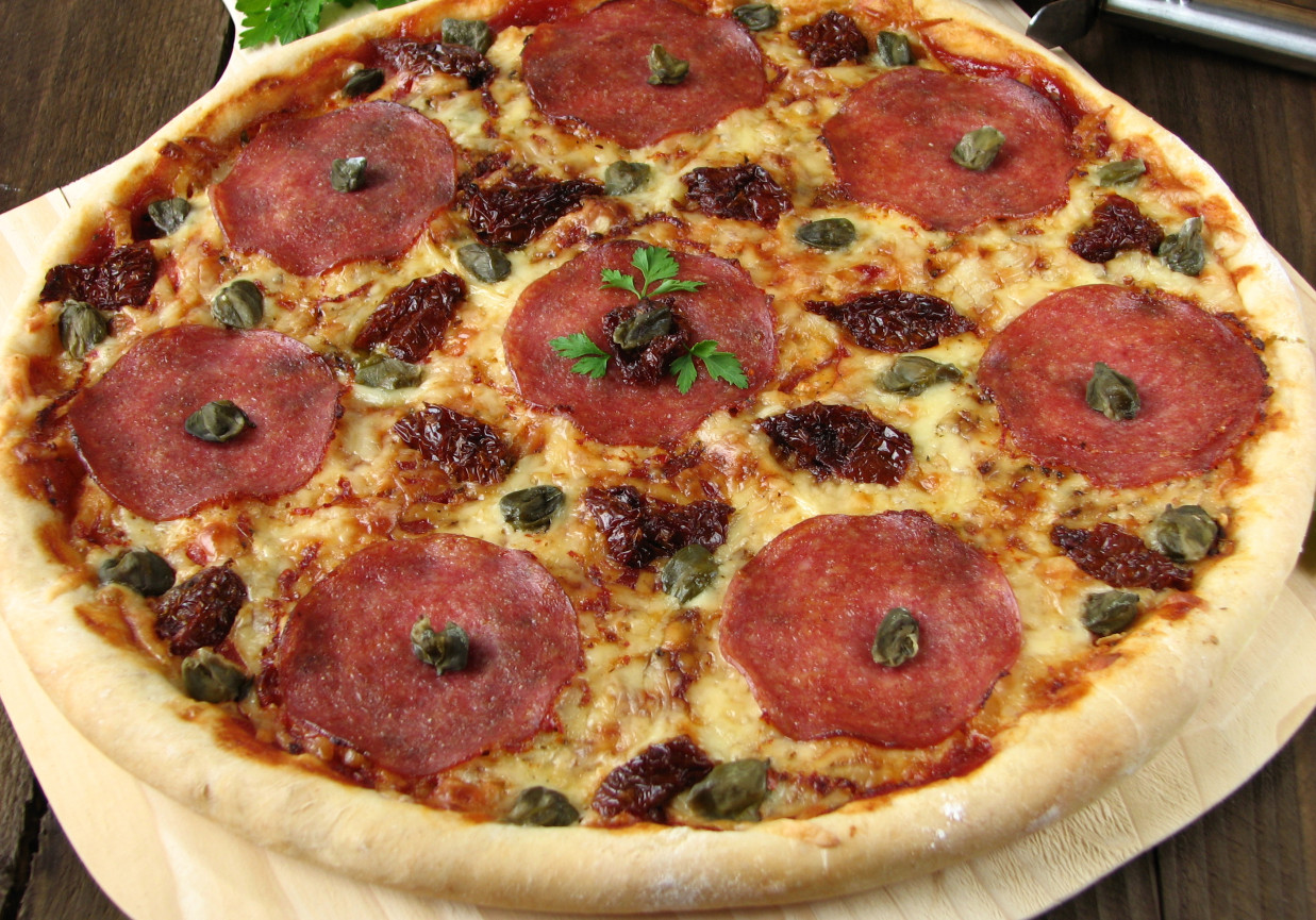 Pizza z salami i suszonymi pomidorami DoradcaSmaku.pl