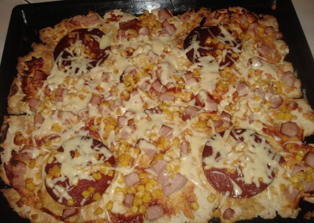 Fotografia przedstawiająca Pizza z salami i szynką :)