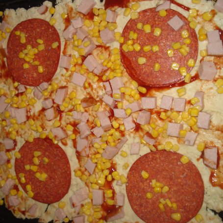 Krok 5 - Pizza z salami i szynką :) foto