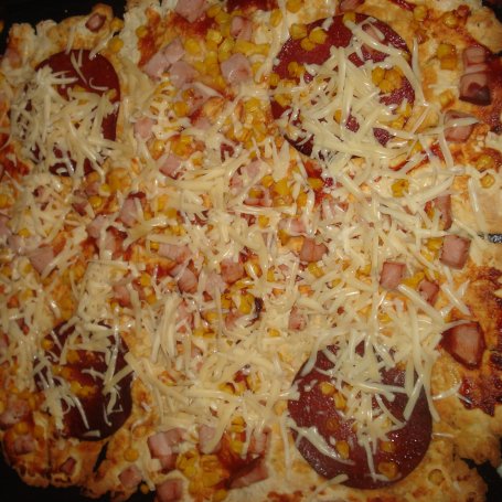 Krok 6 - Pizza z salami i szynką :) foto