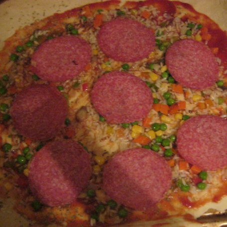 Krok 5 - Pizza z salami i warzywami z ryżem foto