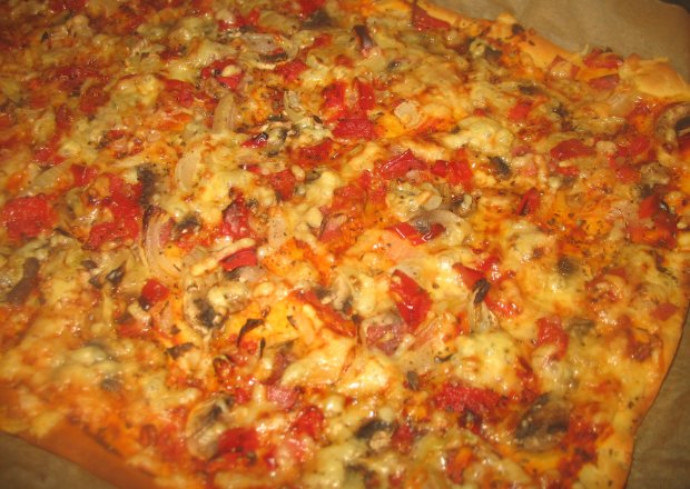 Fotografia przedstawiająca Pizza z salami, papryką i pieczarkami