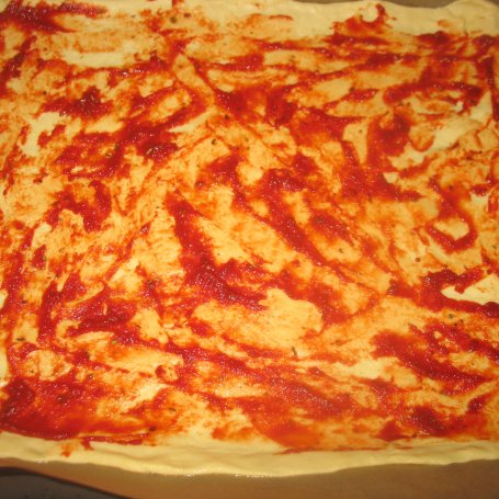 Krok 3 - Pizza z salami, papryką i pieczarkami foto