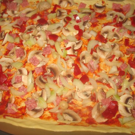Krok 4 - Pizza z salami, papryką i pieczarkami foto