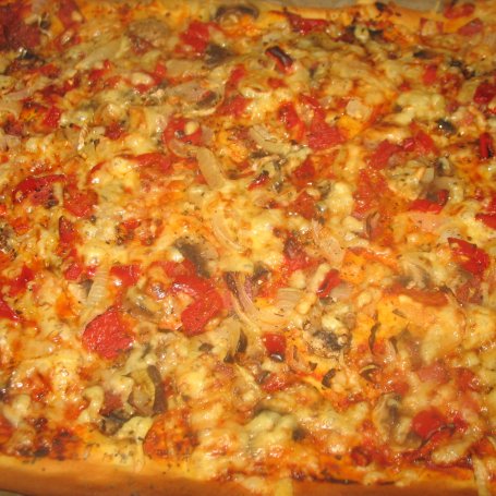 Krok 6 - Pizza z salami, papryką i pieczarkami foto
