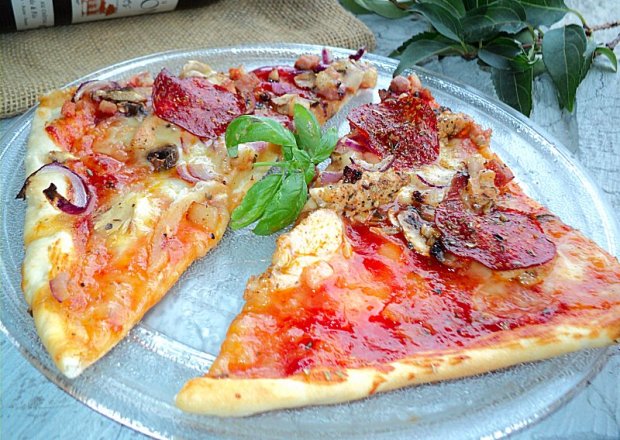Fotografia przedstawiająca Pizza z salami, pieczarkami, boczkiem i serem owczym