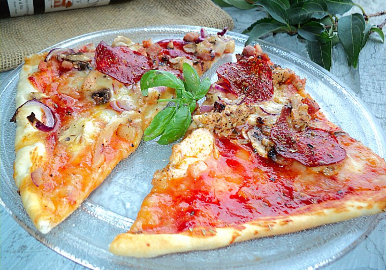 Pizza z salami, pieczarkami, boczkiem i serem owczym DoradcaSmaku.pl