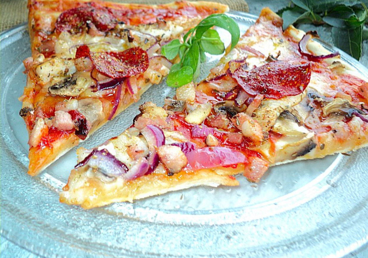 Pizza z salami, pieczarkami, boczkiem i serem owczym  foto