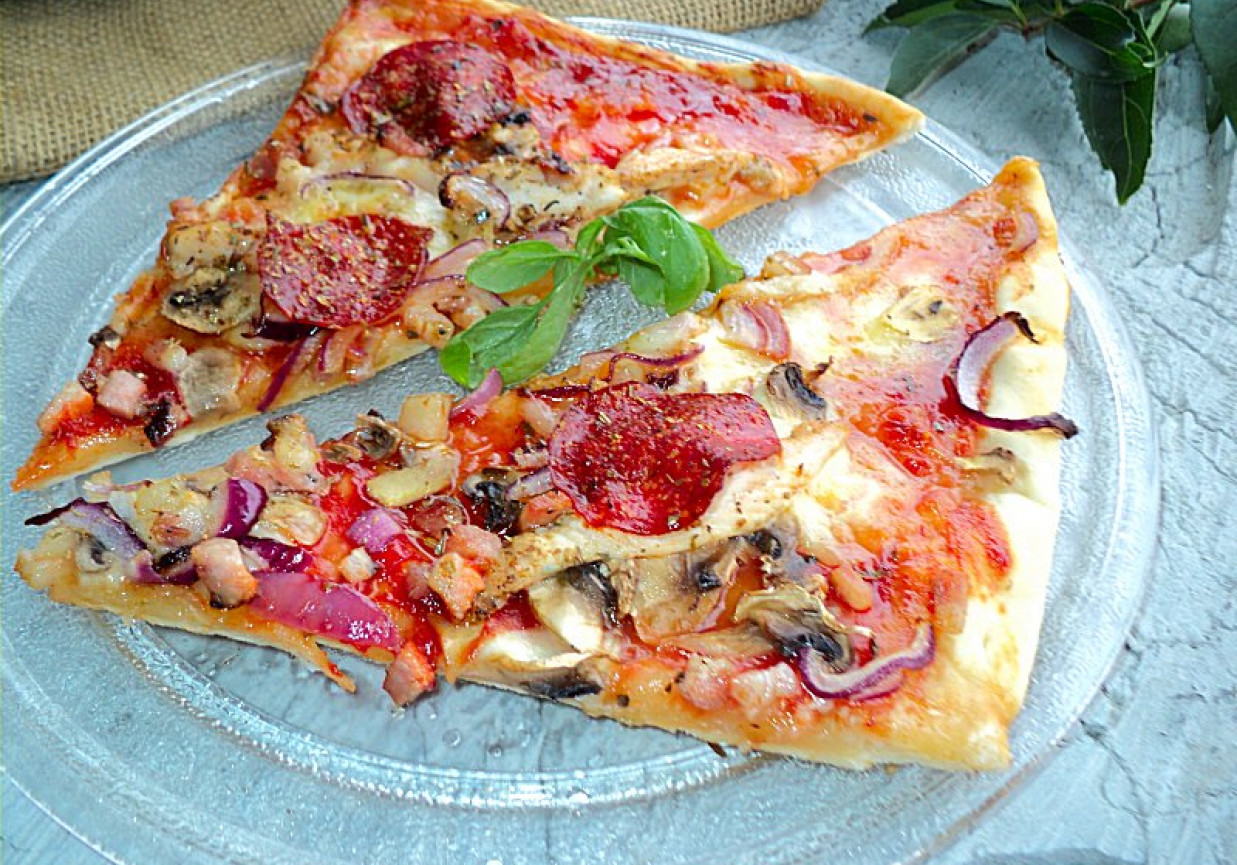 Pizza z salami, pieczarkami, boczkiem i serem owczym DoradcaSmaku.pl