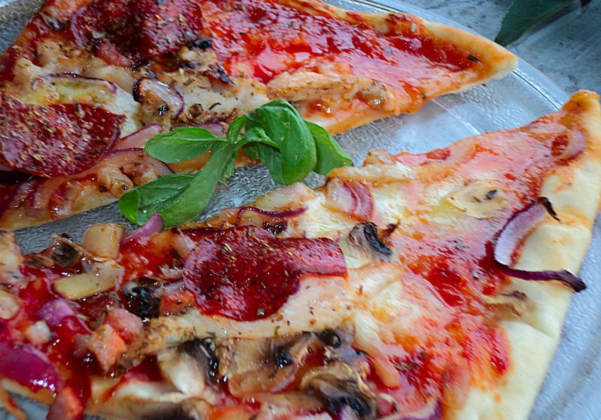 Pizza z salami, pieczarkami, boczkiem i serem owczym  foto