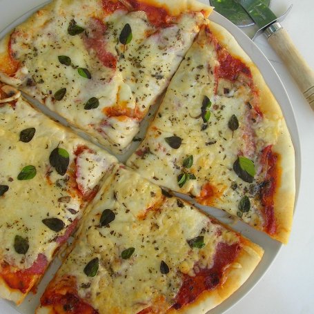 Krok 6 - Pizza z salami, pieczarkami i mozzarellą foto