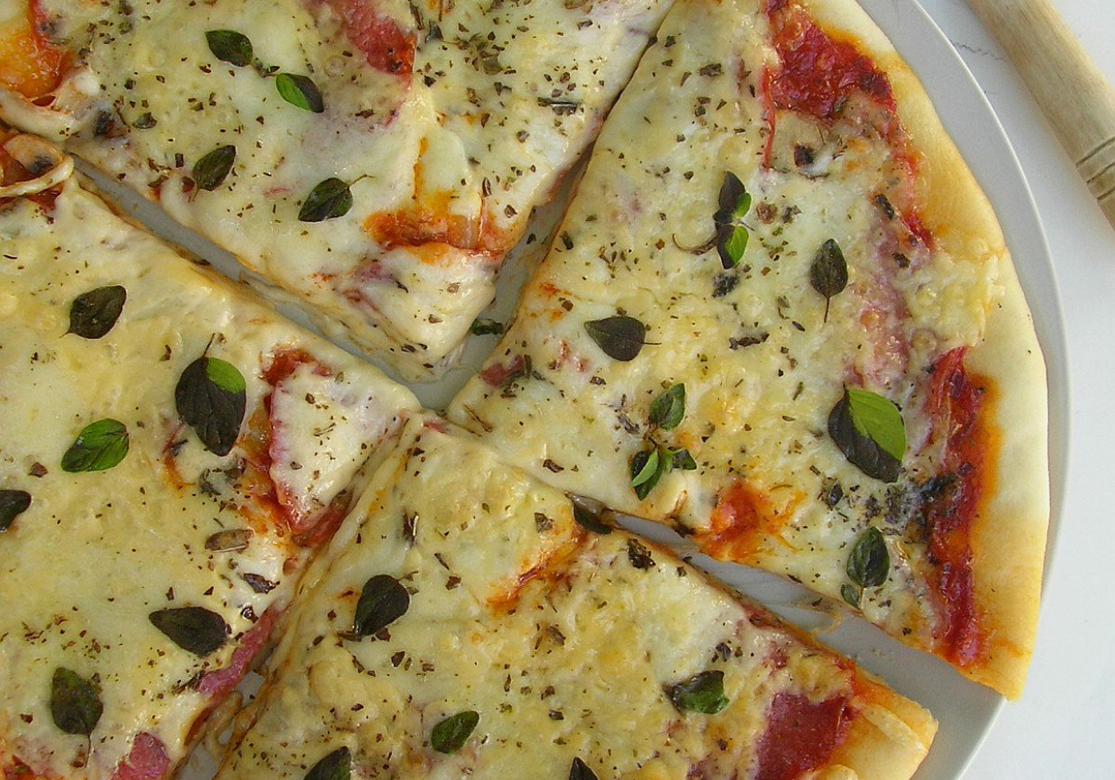 Pizza z salami, pieczarkami i mozzarellą foto