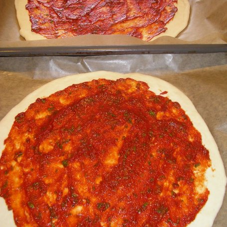 Krok 4 - Pizza z salami, pieczarkami i mozzarellą foto