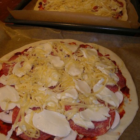 Krok 5 - Pizza z salami, pieczarkami i mozzarellą foto