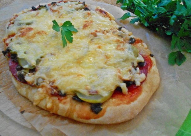 Fotografia przedstawiająca Pizza z salami, pieczarkami i ogórkiem