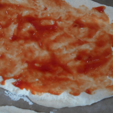Krok 4 - Pizza z salami, pieczarkami i ogórkiem foto