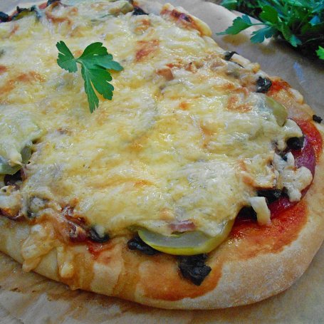 Krok 7 - Pizza z salami, pieczarkami i ogórkiem foto