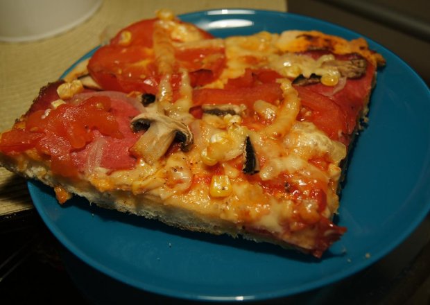 Fotografia przedstawiająca Pizza z salami, pieczarkami i serem gouda