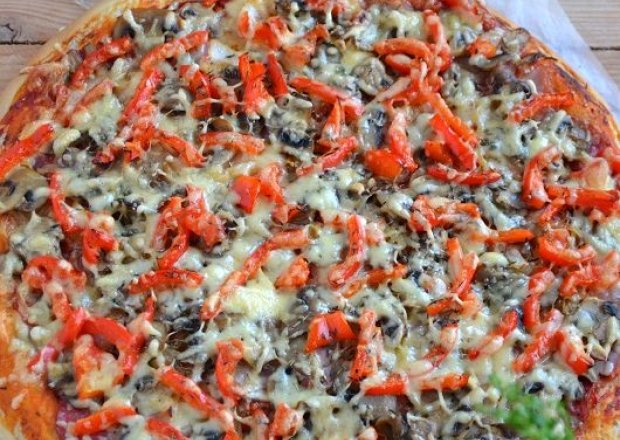Fotografia przedstawiająca Pizza z salami, pieczarkami, papryką i podwójnym serem