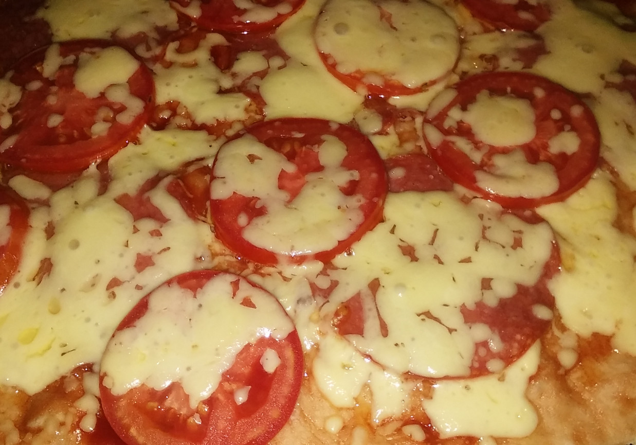 Pizza z salami, pomidorem i serem foto
