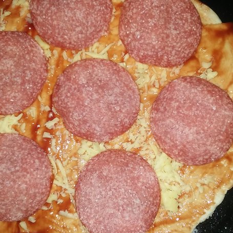 Krok 3 - Pizza z salami, pomidorem i serem foto
