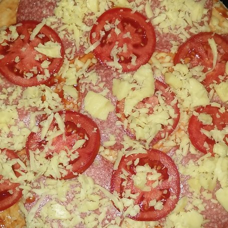 Krok 4 - Pizza z salami, pomidorem i serem foto
