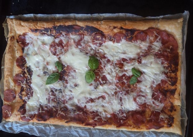 Fotografia przedstawiająca Pizza z salami , Ricottą i  Mozzarellą na spodzie z ciasta francuskiego :)