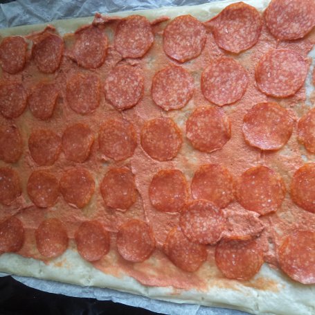 Krok 4 - Pizza z salami , Ricottą i  Mozzarellą na spodzie z ciasta francuskiego :) foto