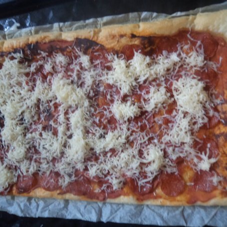Krok 5 - Pizza z salami , Ricottą i  Mozzarellą na spodzie z ciasta francuskiego :) foto