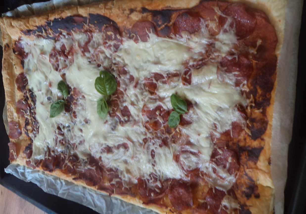 Pizza z salami , Ricottą i  Mozzarellą na spodzie z ciasta francuskiego :) foto