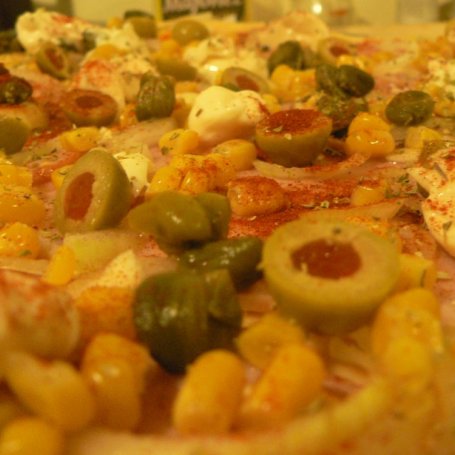 Krok 2 - Pizza z salami z zielonym pieprzem foto